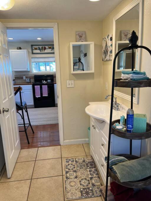Cheerful Pet-Friendly Bungalow Right In Town Montrose Exterior foto