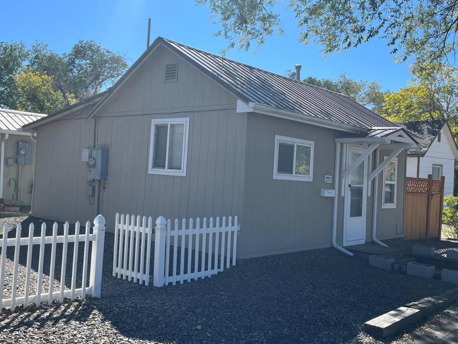 Cheerful Pet-Friendly Bungalow Right In Town Montrose Exterior foto