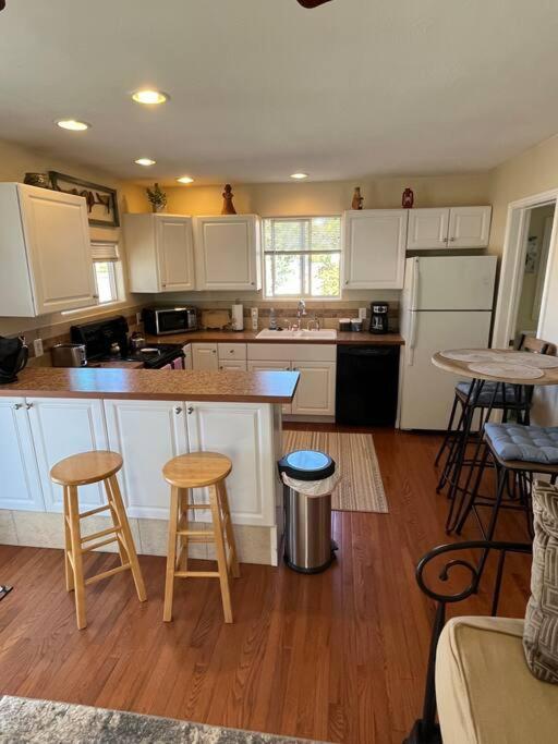Cheerful Pet-Friendly Bungalow Right In Town Montrose Exterior foto