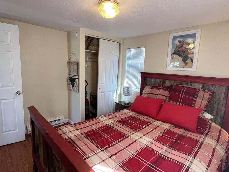 Cheerful Pet-Friendly Bungalow Right In Town Montrose Exterior foto